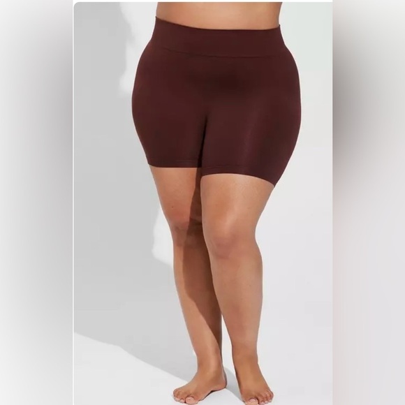 Torrid Seamless High Rise No Rub Short Panty - Picture 2 of 7